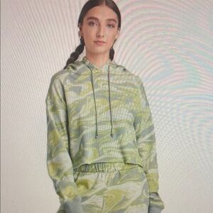 Wild Fable Cropped Hooded
Sweatshirt in Green Marble Swirl
Print Size M